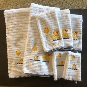 🦆Like new Ducky Bath Towel Set 🦆